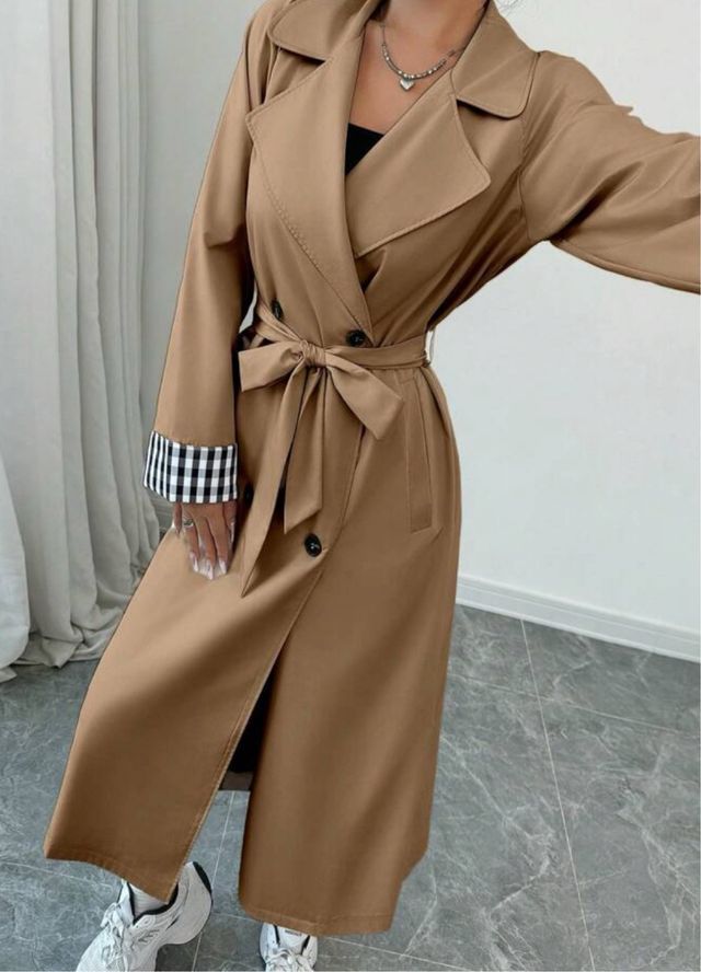 Abrigo largo marrón con puños de cuadros