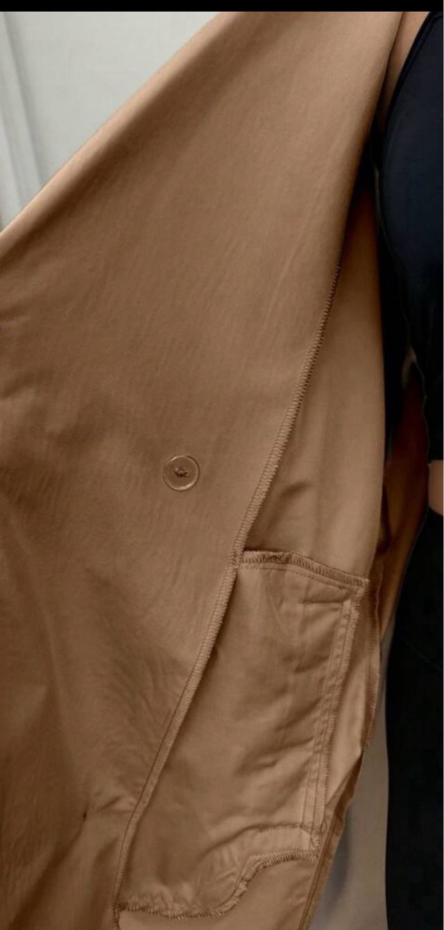 Abrigo largo marrón con puños de cuadros