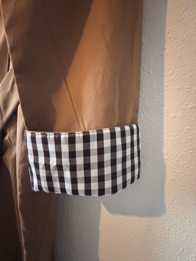 Abrigo largo marrón con puños de cuadros