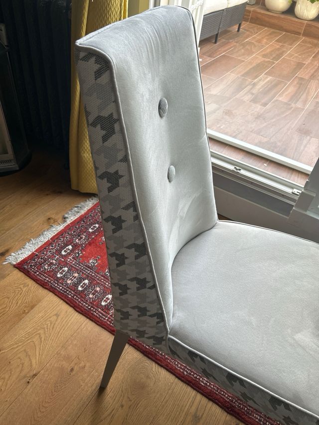 4 Sillas de comedor y 2 butacas. Total 6