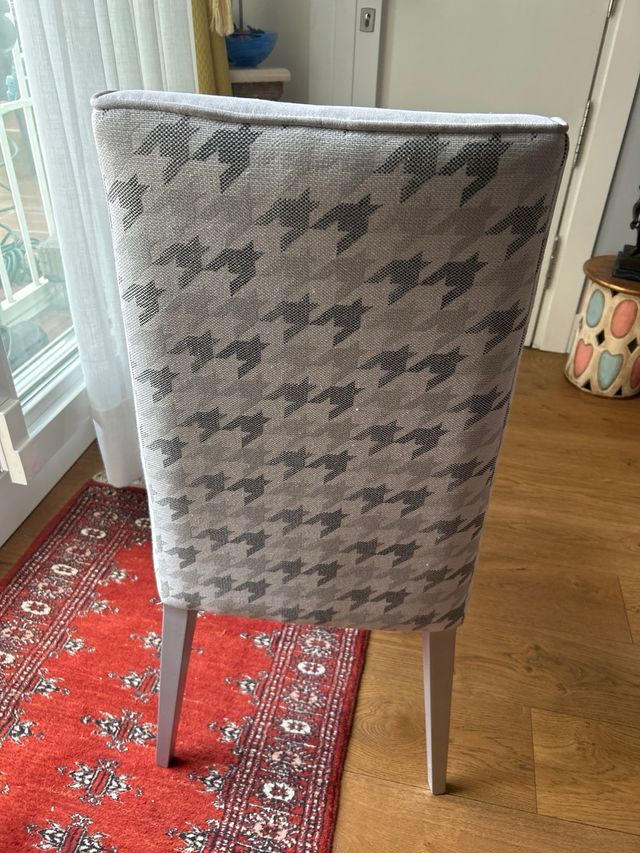 4 Sillas de comedor y 2 butacas. Total 6