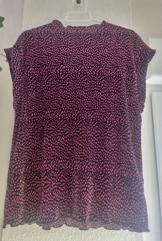 Blusa negra y rosa estampada