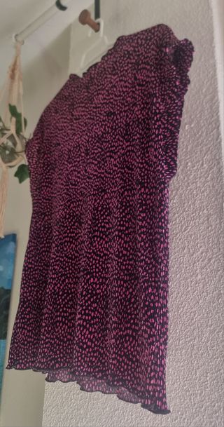 Blusa negra y rosa estampada