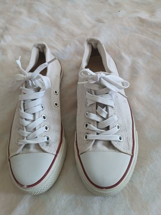 Zapatillas blancas estilo Converse
