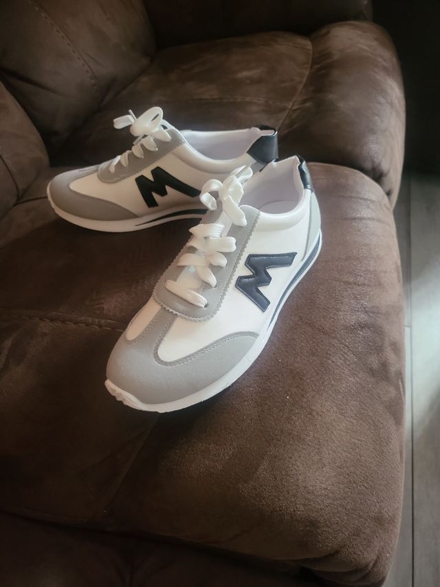 Zapatillas deportivas grises y blancas