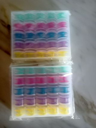 2 Cajas carretillas máquina con sus canillas  cose