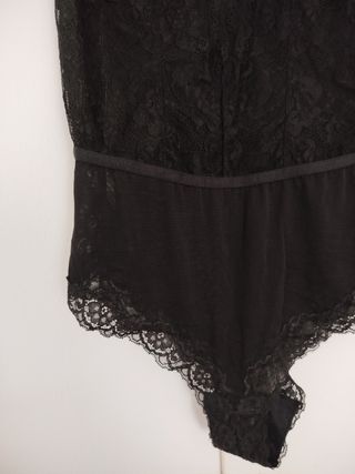 Body encaje negro con transparencias