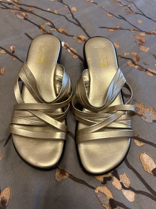 Chanclas doradas mujer 