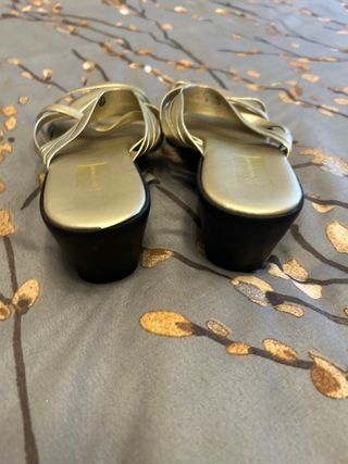 Chanclas doradas mujer 
