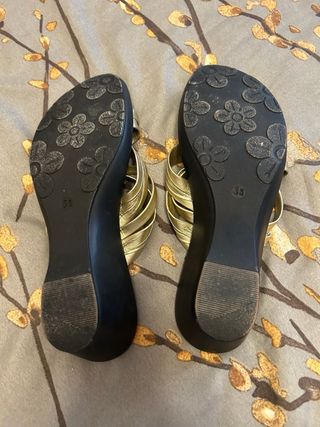 Chanclas doradas mujer 
