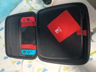 Nintendo Switch OLED + 3 juegos y dos fundas 