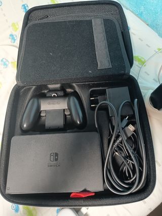 Nintendo Switch OLED + 3 juegos y dos fundas 