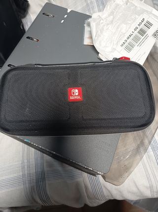 Nintendo Switch OLED + 3 juegos y dos fundas 