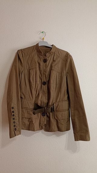 Chaqueta estilo militar con cinturón Zara Basic