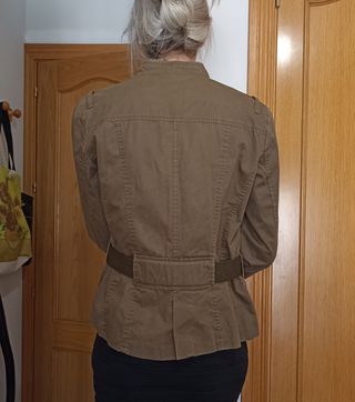Chaqueta estilo militar con cinturón Zara Basic