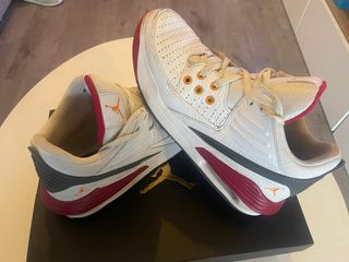 Zapatillas Nike Jordan Aura 5 blancas y rojas