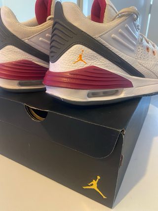 Zapatillas Nike Jordan Aura 5 blancas y rojas