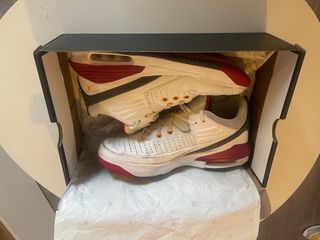 Zapatillas Nike Jordan Aura 5 blancas y rojas
