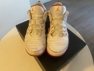 Zapatillas Nike Jordan Aura 5 blancas y rojas