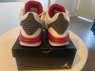 Zapatillas Nike Jordan Aura 5 blancas y rojas