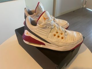 Zapatillas Nike Jordan Aura 5 blancas y rojas