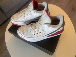 Zapatillas Nike Jordan Aura 5 blancas y rojas