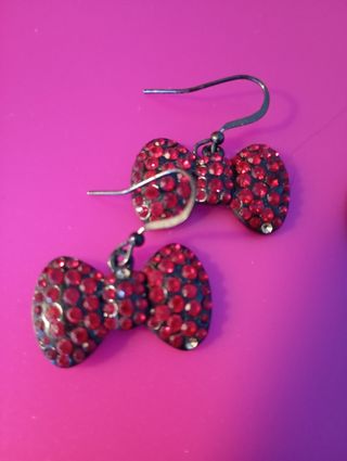 Orecchini fiocco strass rossi e argento