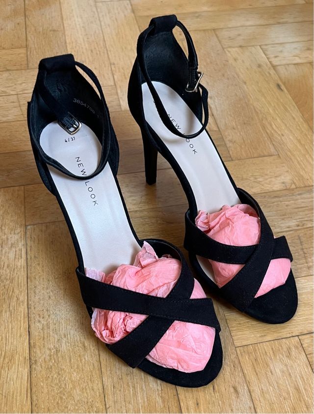 Sandalia de tacón fino color negro  Talla 37