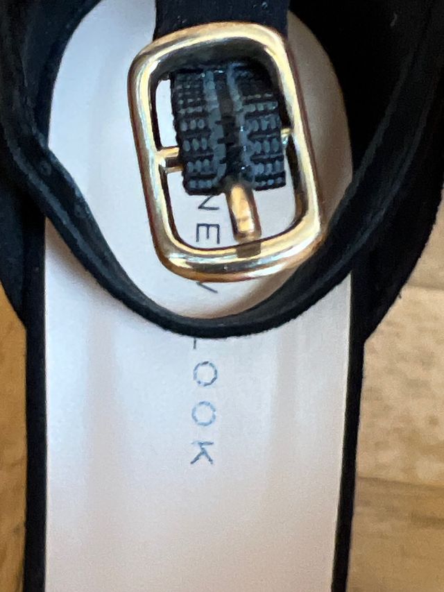 Sandalia de tacón fino color negro  Talla 37