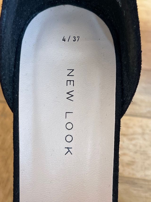 Sandalia de tacón fino color negro  Talla 37