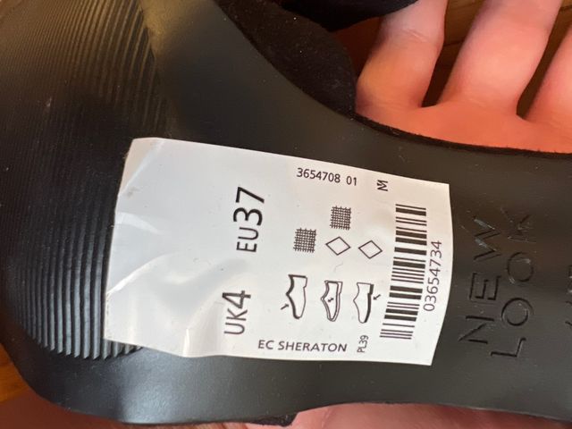 Sandalia de tacón fino color negro  Talla 37