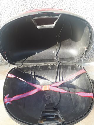 Baúl trasero Kappa de 48 litros y base Givi 