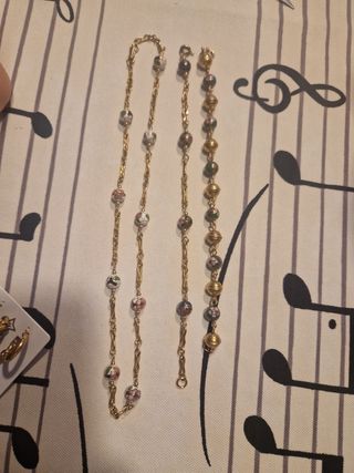 Pulseras y gargantilla doradas
