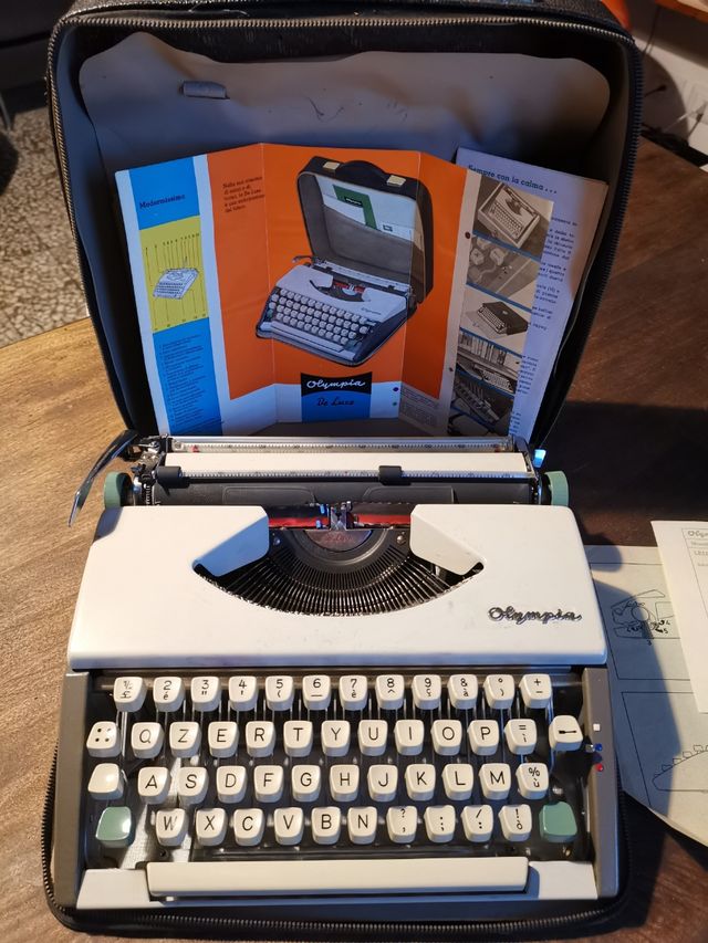 Macchina da scrivere Olympia De Luxe