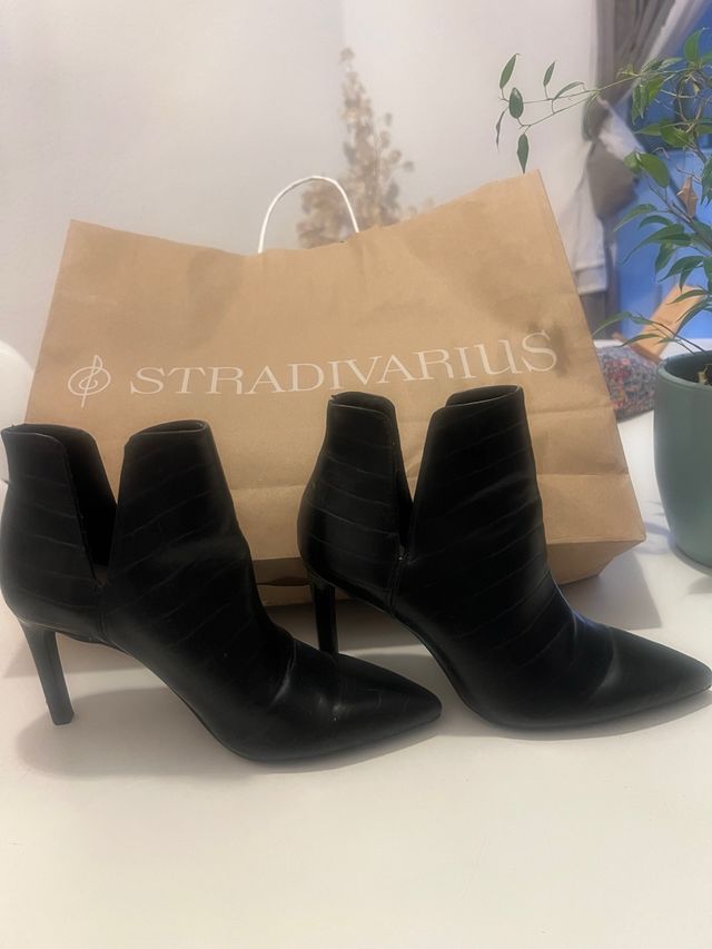 Botines Stradivarius negros, talla 35