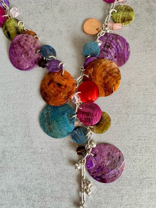 Collar y pendientes Avon multicolor