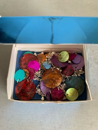 Collar y pendientes Avon multicolor