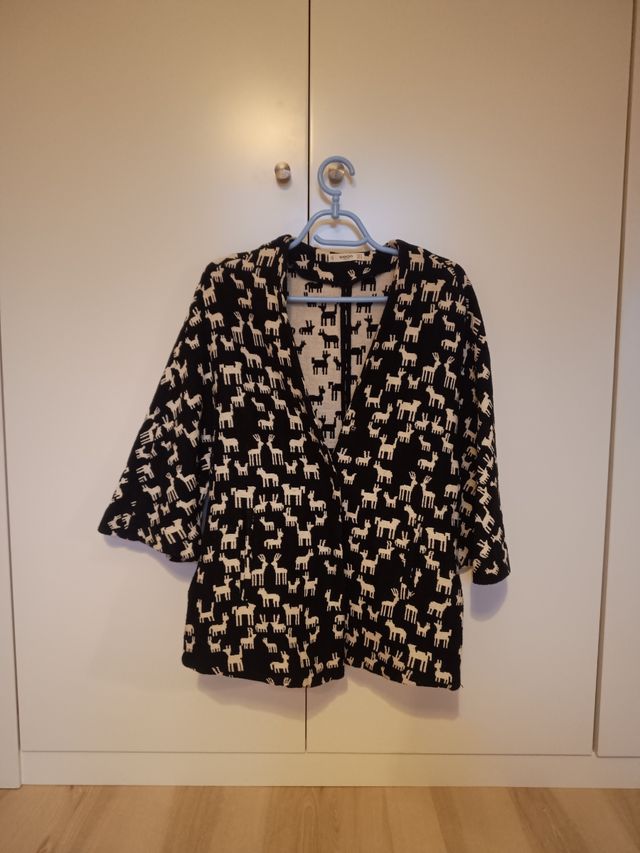 Chaqueta negra c/estampado animal