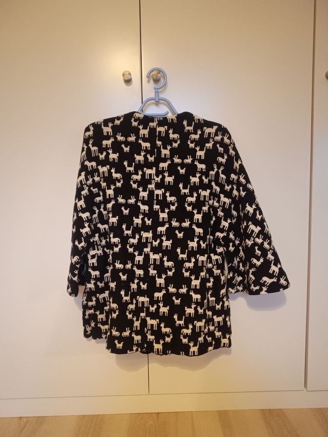 Chaqueta negra c/estampado animal