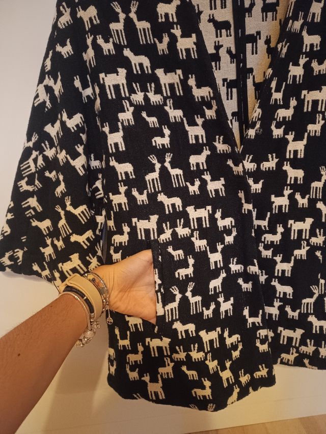 Chaqueta negra c/estampado animal