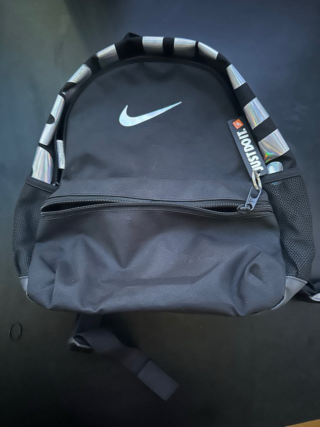 Mochila Nike negra pequeña