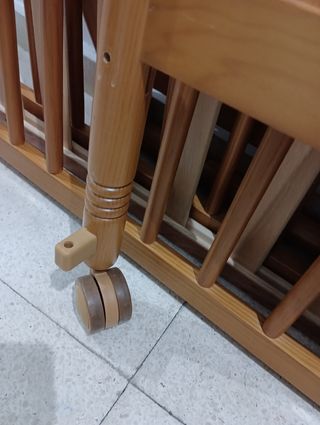 Cuna de madera ,con colchón.