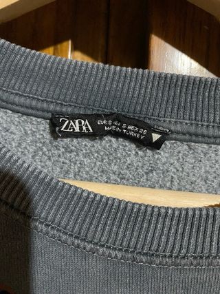 Sudadera Zara - Gris desgastado con estampado