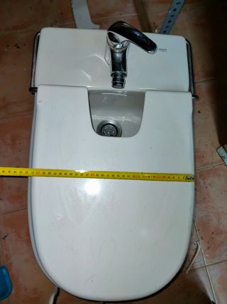 Bidet marca Roca incluye el grifo