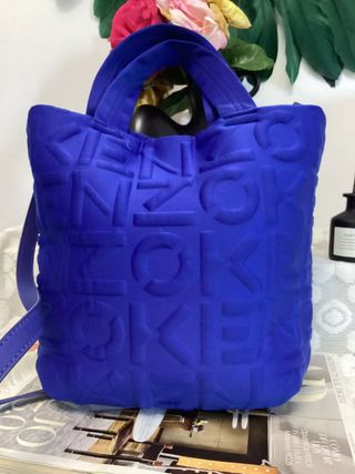 Bolso azul con estampado en relieve