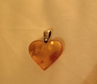 Colgante corazón ámbar