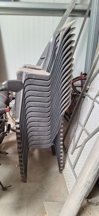 30 Sillas terraza plástico 
250€

