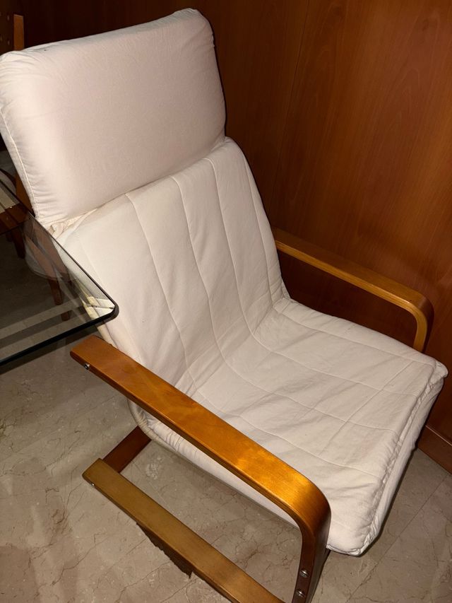 Sillón mecedora beige con cojín