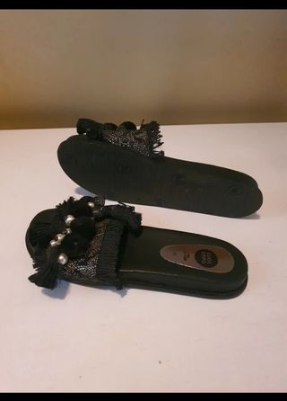 3 calzados. (2 sandalias y  1 mules)