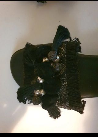 3 calzados. (2 sandalias y  1 mules)